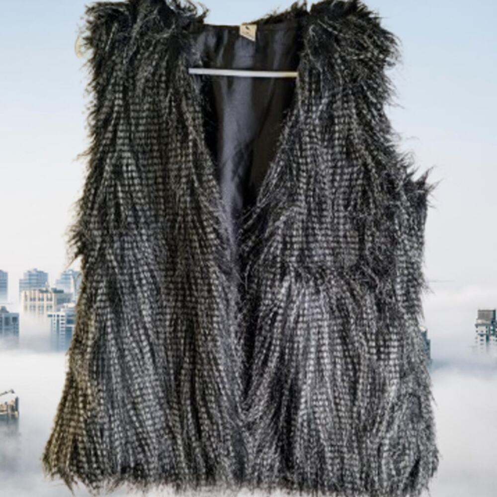 Bella Bird medium lined sleeveless gray acrylic blend fall winter vest.